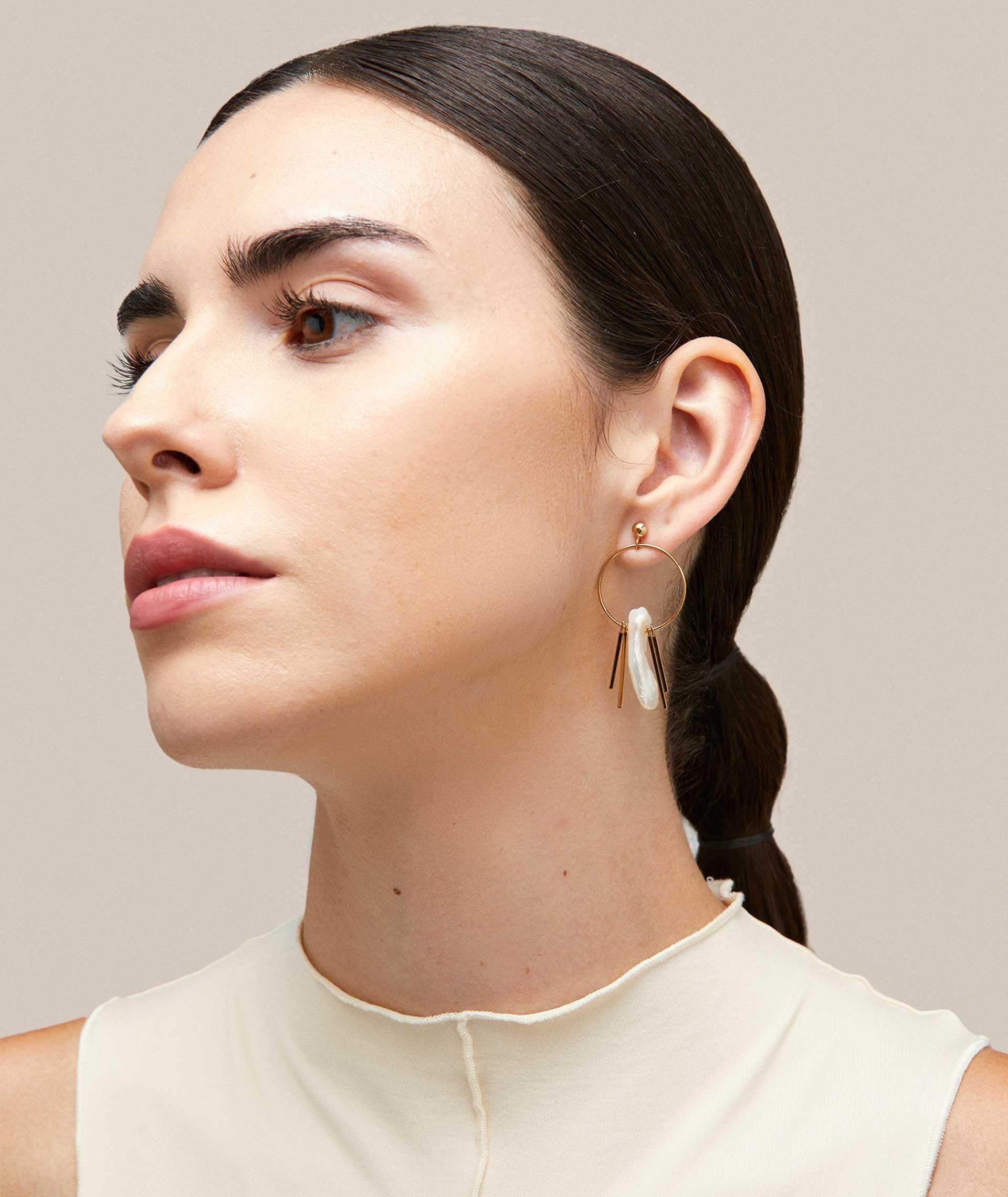 Pendientes Macarena Aro con barras y perla irregular - Image 3